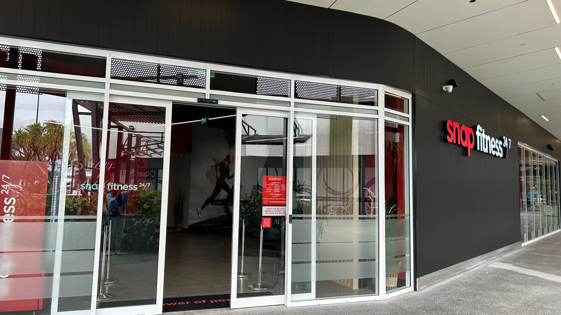 Snap Fitness Storefront 1920 x 1080.png